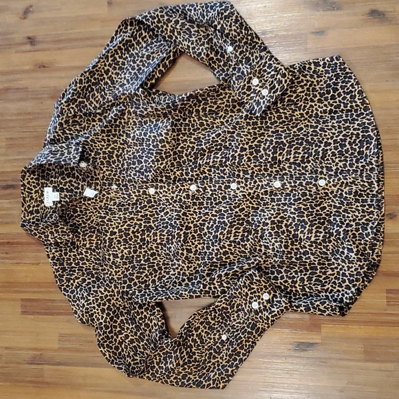 NWT Women's Leopard Button Down - Picture 4 of 5